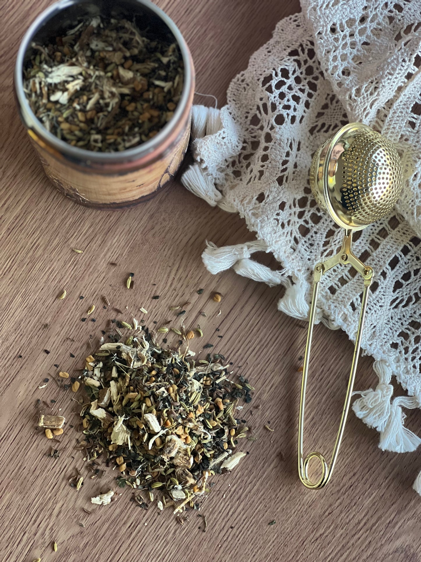 Inú Mi Gold Large Sphere Tea Infuser