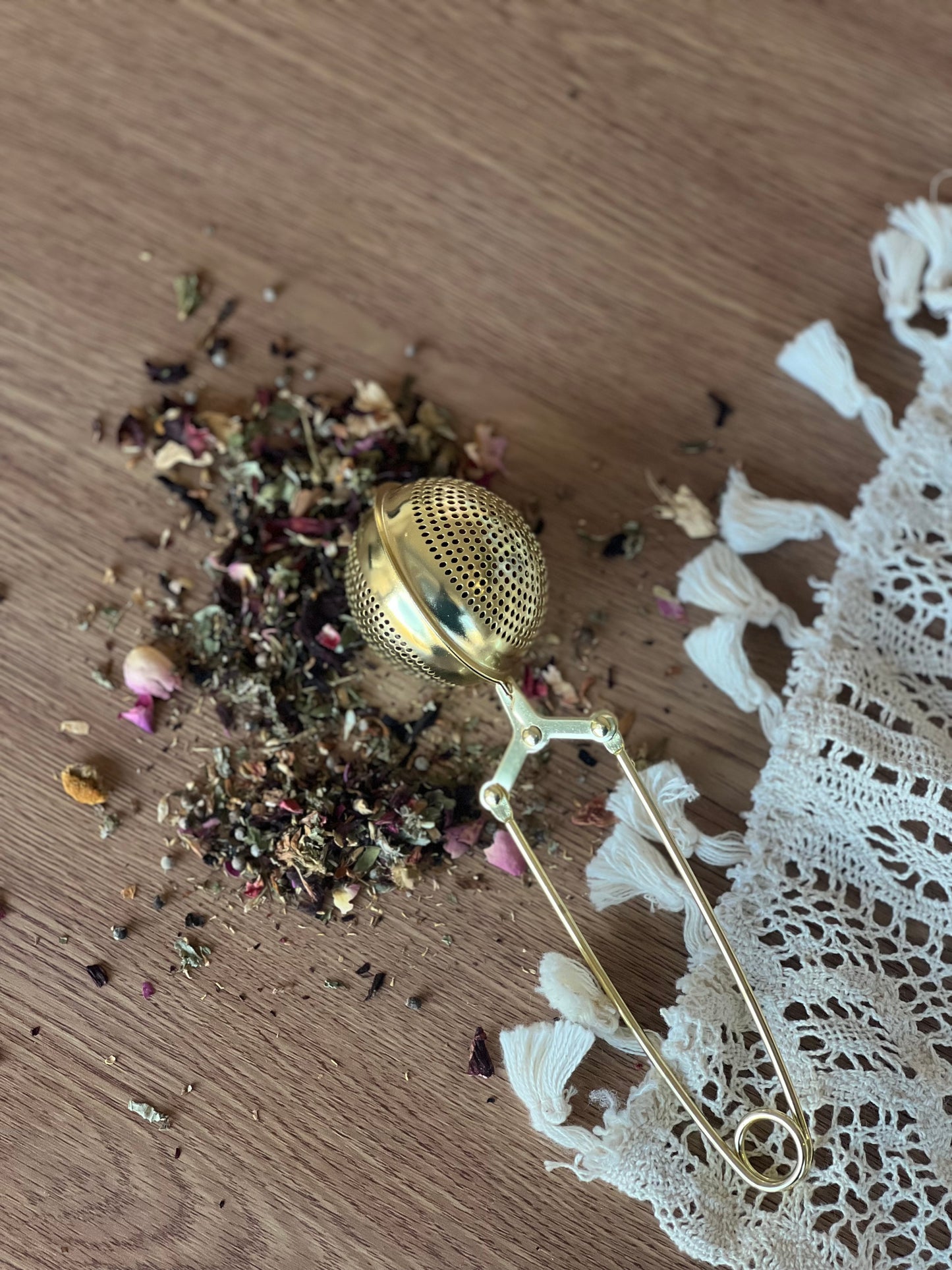 Inú Mi Gold Large Sphere Tea Infuser